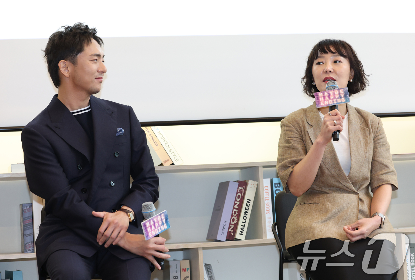 (서울=뉴스1) 권현진 기자 = 박천휴 작가와 프로듀서 한경숙(오른쪽)이 24일 서울 중구 커뮤니티하우스 마실에서 열린 뮤지컬 ‘어쩌면 해피엔딩’ 토니상 6관왕 기자간담회에서 취재 …