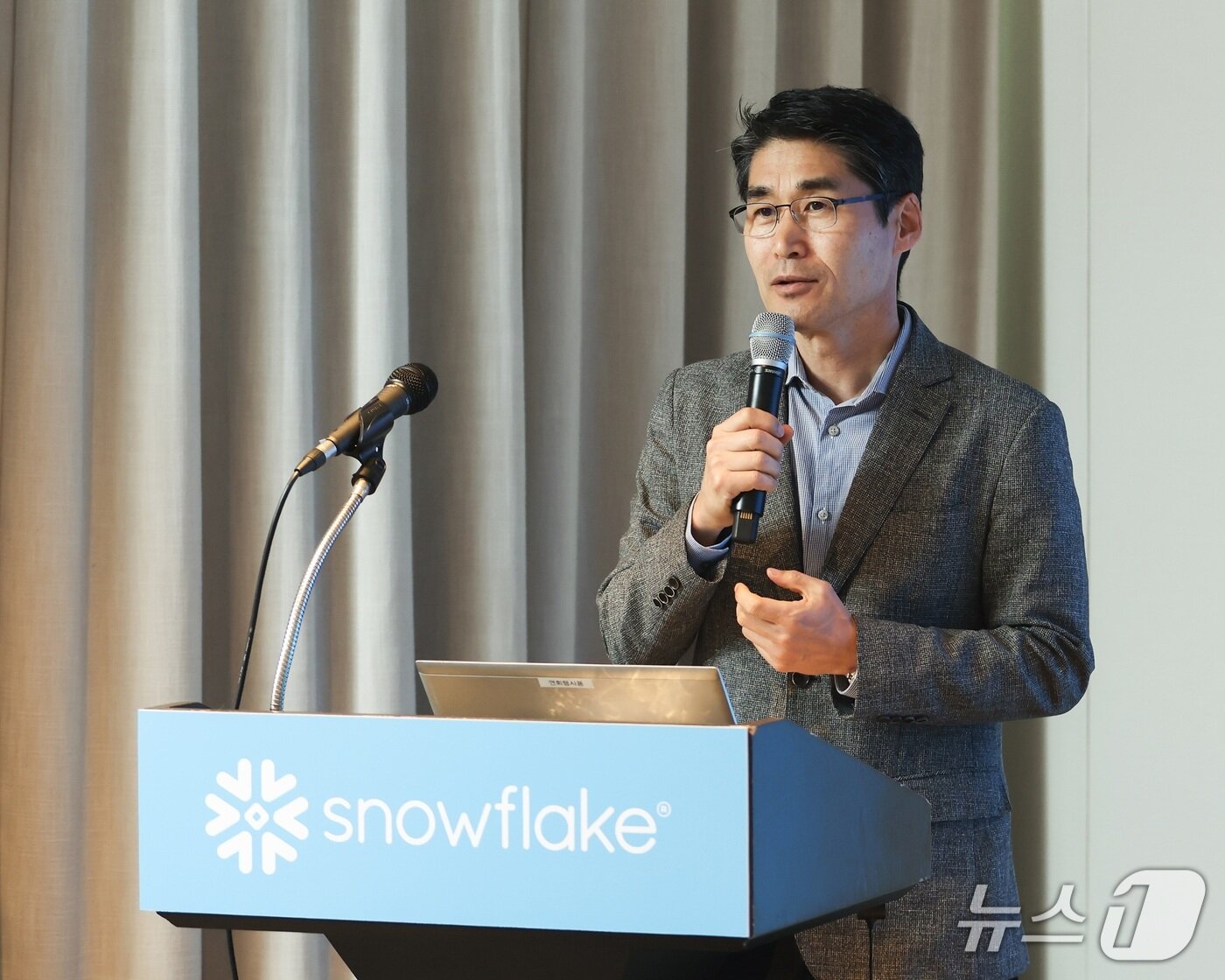 본문 이미지 - 최기영 스노우플레이크코리아 지사장이 서울 역삼동 AC 호텔 서울 강남에서 열린 서밋 2025 기자간담회에서 발언하고 있다.&#40;스노우플레이크코리아 제공&#41;