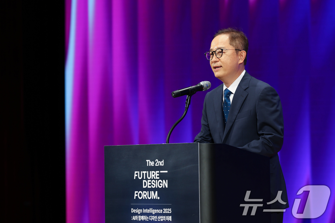 (서울=뉴스1) 이연주 기자 = 이승렬 산업통상자원부 산업정책실장이 24일 서울 삼성동 코엑스에서 열린 '제2회 퓨처 디자인 포럼'에 참석해 축사를 하고 있다. (산업통상자원부 제 …