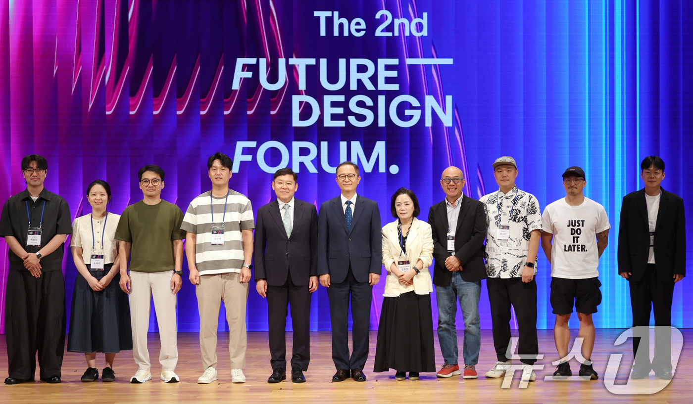 (서울=뉴스1) 이연주 기자 = 이승렬 산업통상자원부 산업정책실장이 24일 서울 삼성동 코엑스에서 열린 '제2회 퓨처 디자인 포럼'에 참석해 기념 촬영을 하고 있다. (산업통상자원 …