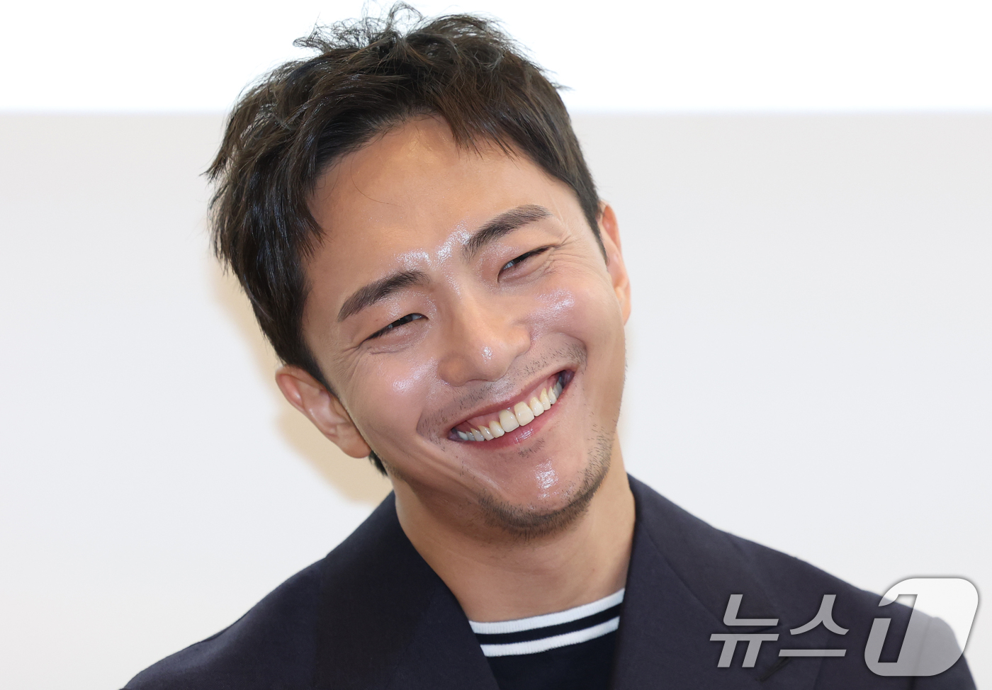 (서울=뉴스1) 권현진 기자 = 박천휴 작가가 24일 서울 중구 커뮤니티하우스 마실에서 열린 뮤지컬 ‘어쩌면 해피엔딩’ 토니상 6관왕 기자간담회에서 환한 미소를 짓고 있다.‘어쩌면 …