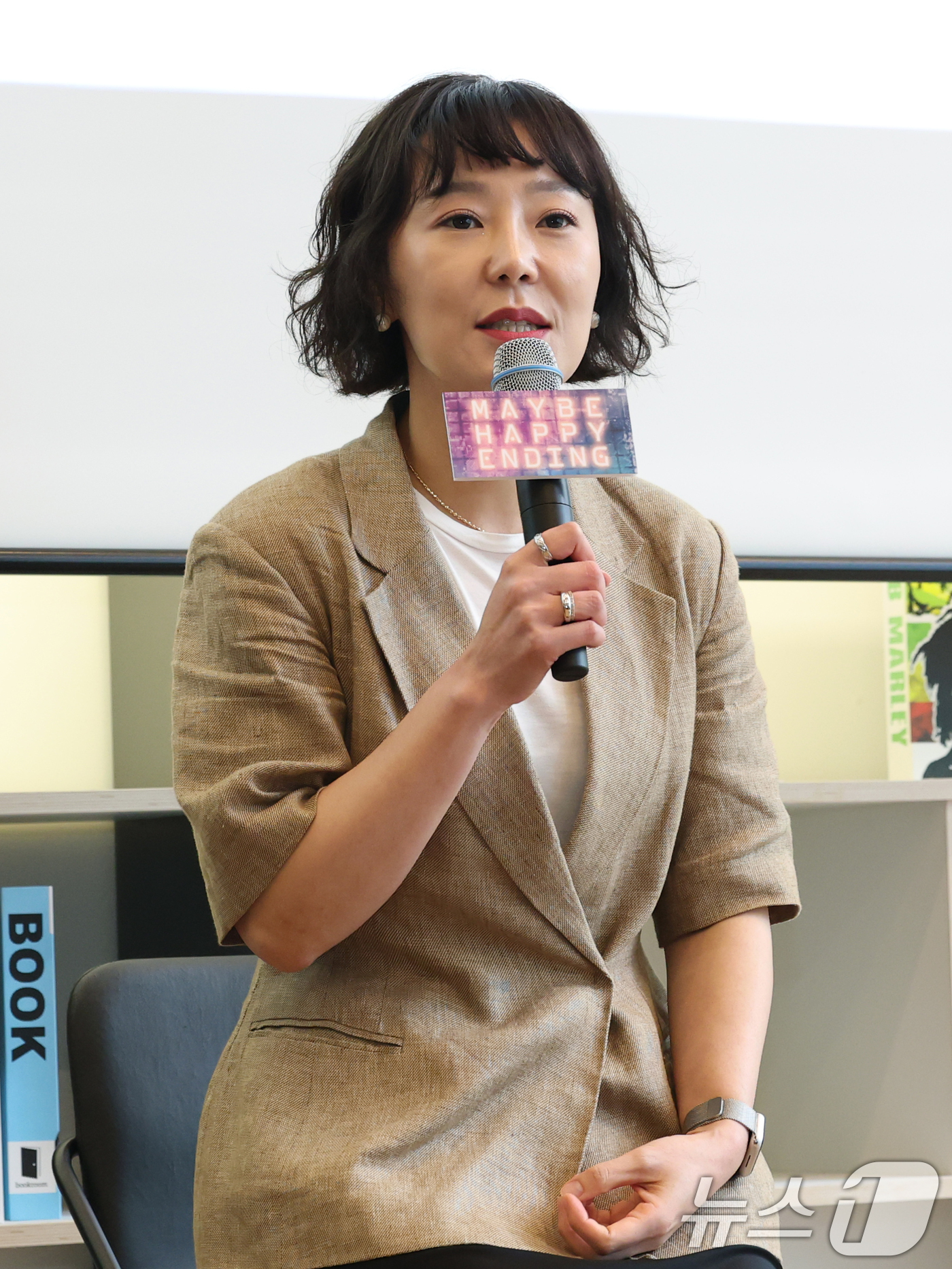 (서울=뉴스1) 권현진 기자 = 프로듀서 한경숙이 24일 서울 중구 커뮤니티하우스 마실에서 열린 뮤지컬 ‘어쩌면 해피엔딩’ 토니상 6관왕 기자간담회에서 소감을 말하고 있다.‘어쩌면 …