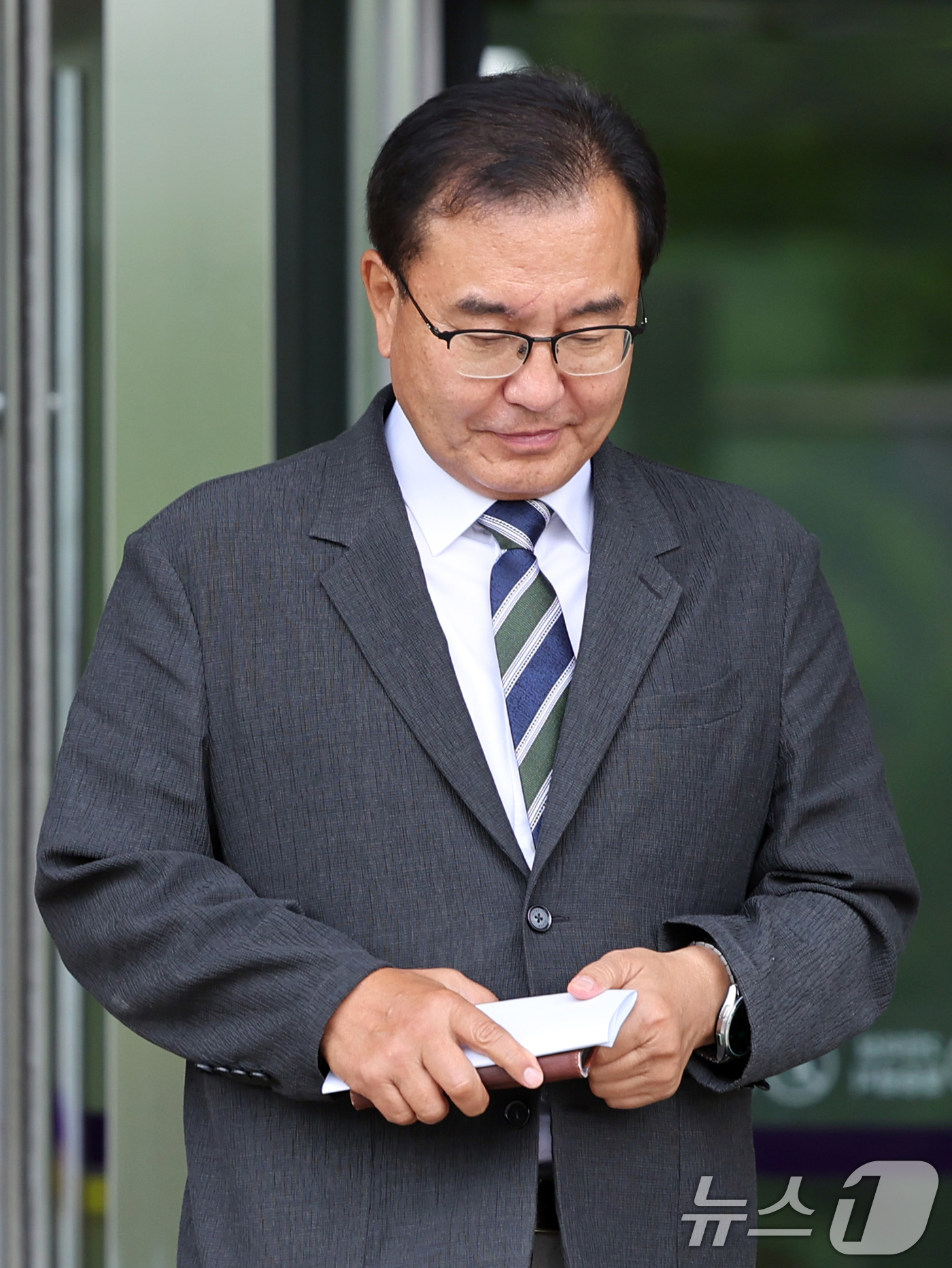 (과천=뉴스1) 황기선 기자 = 순직 해병 수사 방해 의혹 사건을 수사하는 이명현 특별검사가 24일 오후 경기도 정부과천청사 내 고위공직자범죄수사처에서 오동운 공수처장 면담을 마치 …