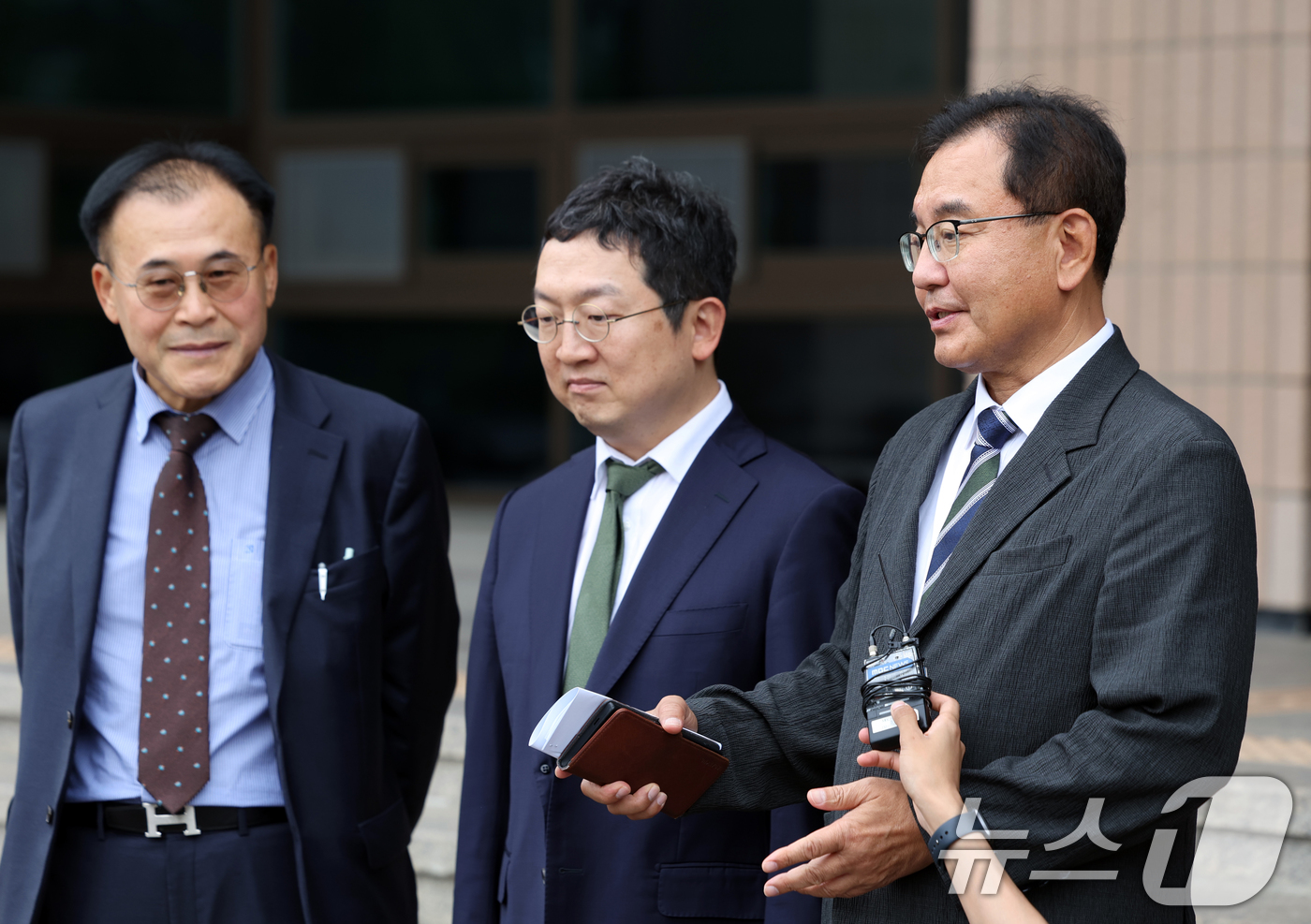 (과천=뉴스1) 황기선 기자 = 순직 해병 수사 방해 의혹 사건을 수사하는 이명현 특별검사가 24일 오후 경기도 정부과천청사 내 고위공직자범죄수사처에서 오동운 공수처장 면담을 마치 …