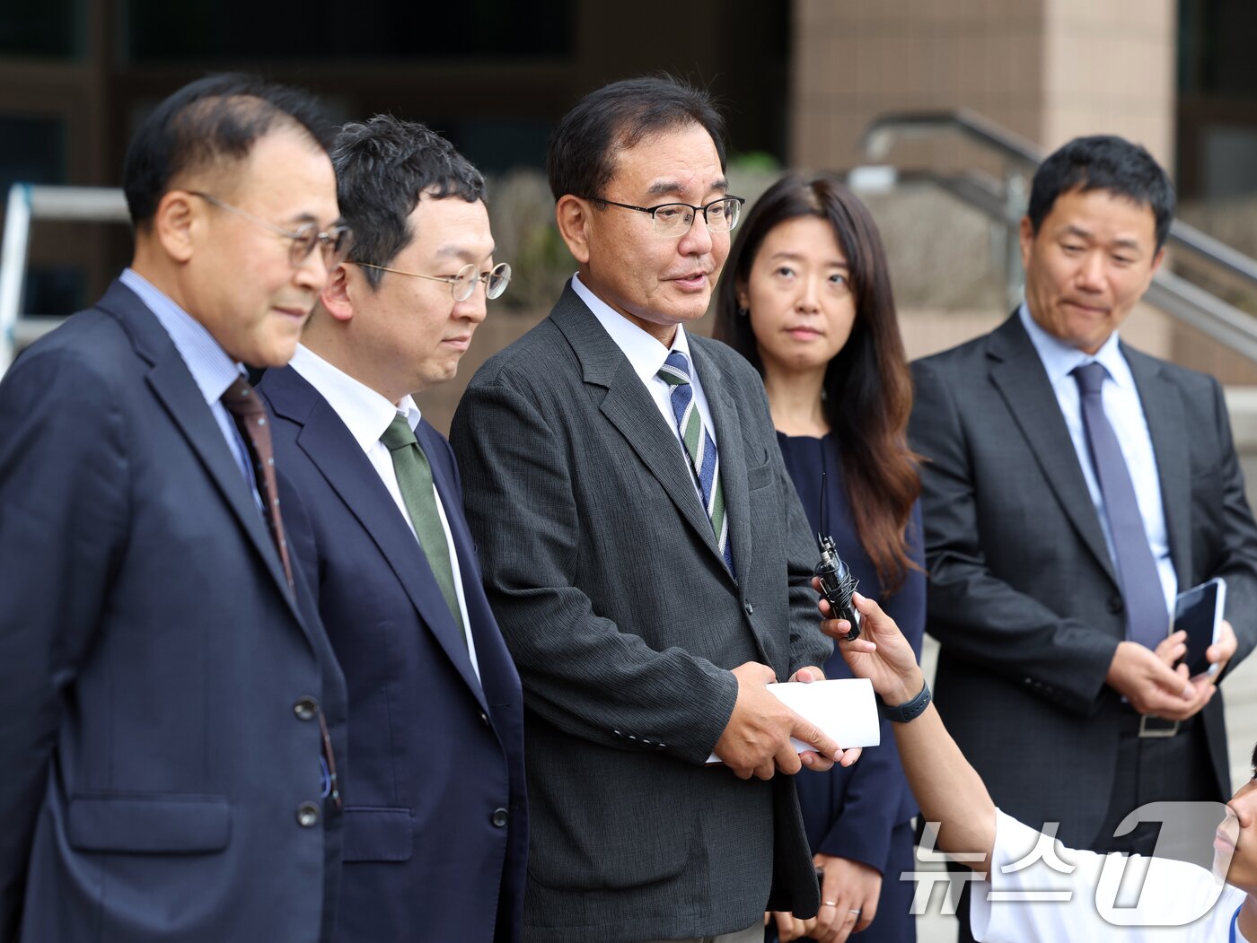 본문 이미지 - 순직 해병 수사 방해 의혹 사건을 수사하는 이명현 특별검사가 24일 오후 경기도 정부과천청사 내 고위공직자범죄수사처에서 오동운 공수처장 면담을 마치고 취재진 질문에 답하고 있다. 왼쪽부터 류관석 특검보, 정민영 특검보, 이 특검, 김숙정 특검보, 이금규 특검보. 2025.6.24/뉴스1 ⓒ News1 황기선 기자