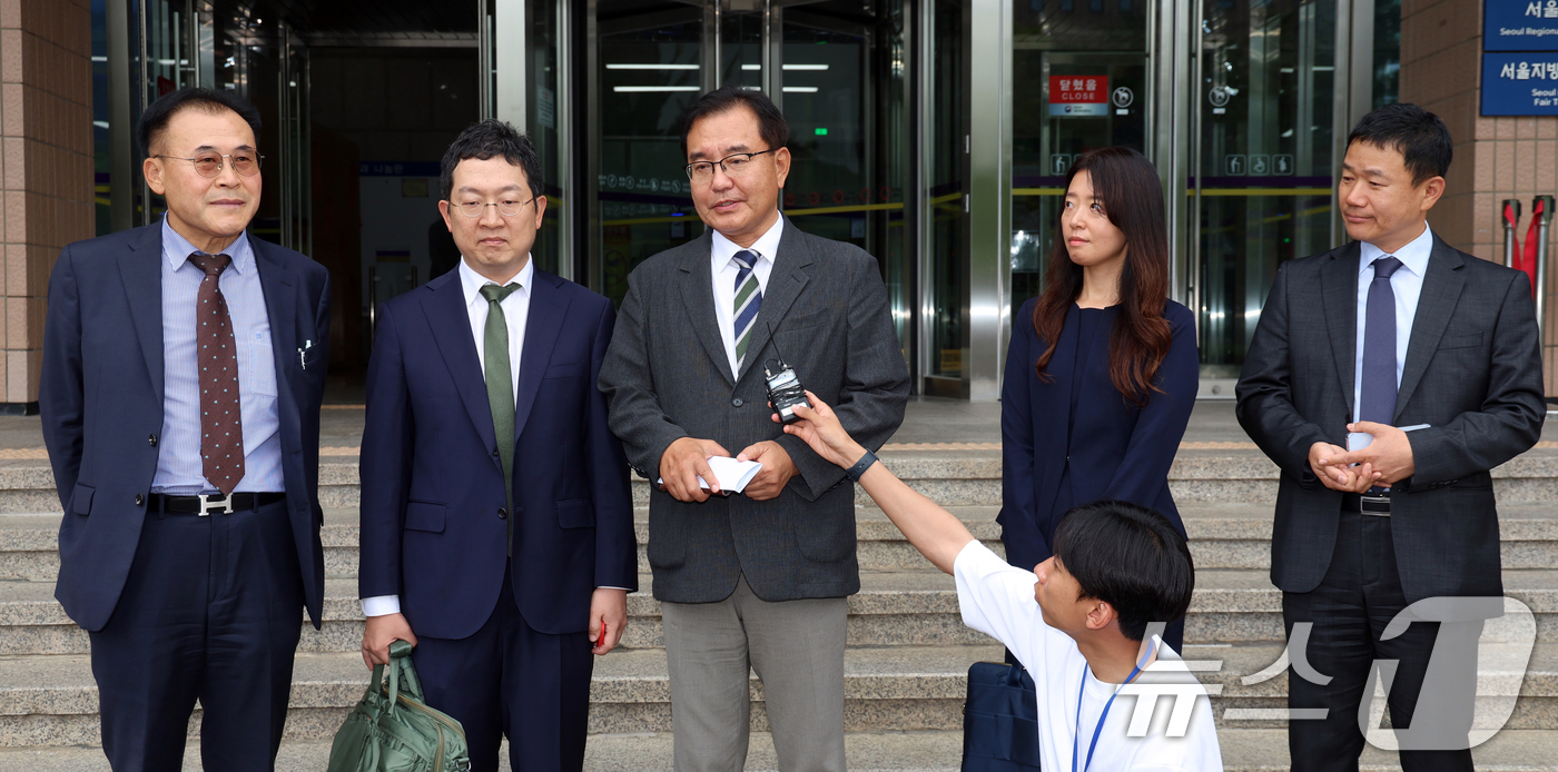 (과천=뉴스1) 황기선 기자 = 순직 해병 수사 방해 의혹 사건을 수사하는 이명현 특별검사가 24일 오후 경기도 정부과천청사 내 고위공직자범죄수사처에서 오동운 공수처장 면담을 마치 …