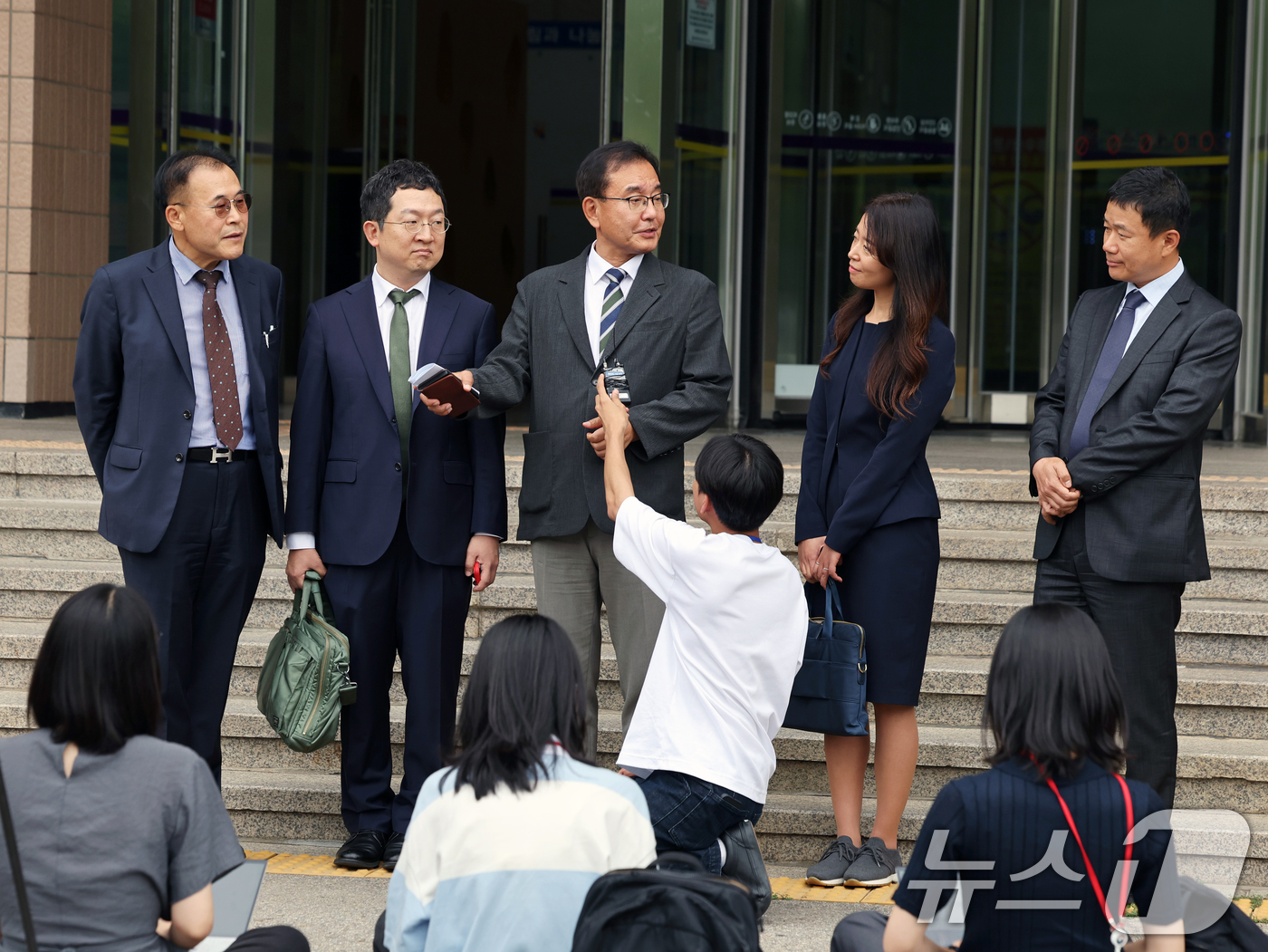 (과천=뉴스1) 황기선 기자 = 순직 해병 수사 방해 의혹 사건을 수사하는 이명현 특별검사가 24일 오후 경기도 정부과천청사 내 고위공직자범죄수사처에서 오동운 공수처장 면담을 마치 …