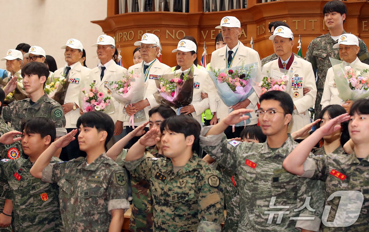 본문 이미지 - 24일 대구 달서구 계명대 성서캠퍼스에서 열린 '6·25전쟁 제75주년 추념식'에서 참전용사와 예비역 학생들이 기념촬영하고 있다. 2025.6.24/뉴스1 ⓒ News1 공정식 기자