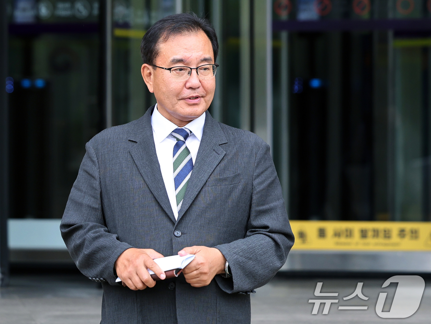 (과천=뉴스1) 황기선 기자 = 순직 해병 수사 방해 의혹 사건을 수사하는 이명현 특별검사가 24일 오후 경기도 정부과천청사 내 고위공직자범죄수사처에서 오동운 공수처장 면담을 마치 …