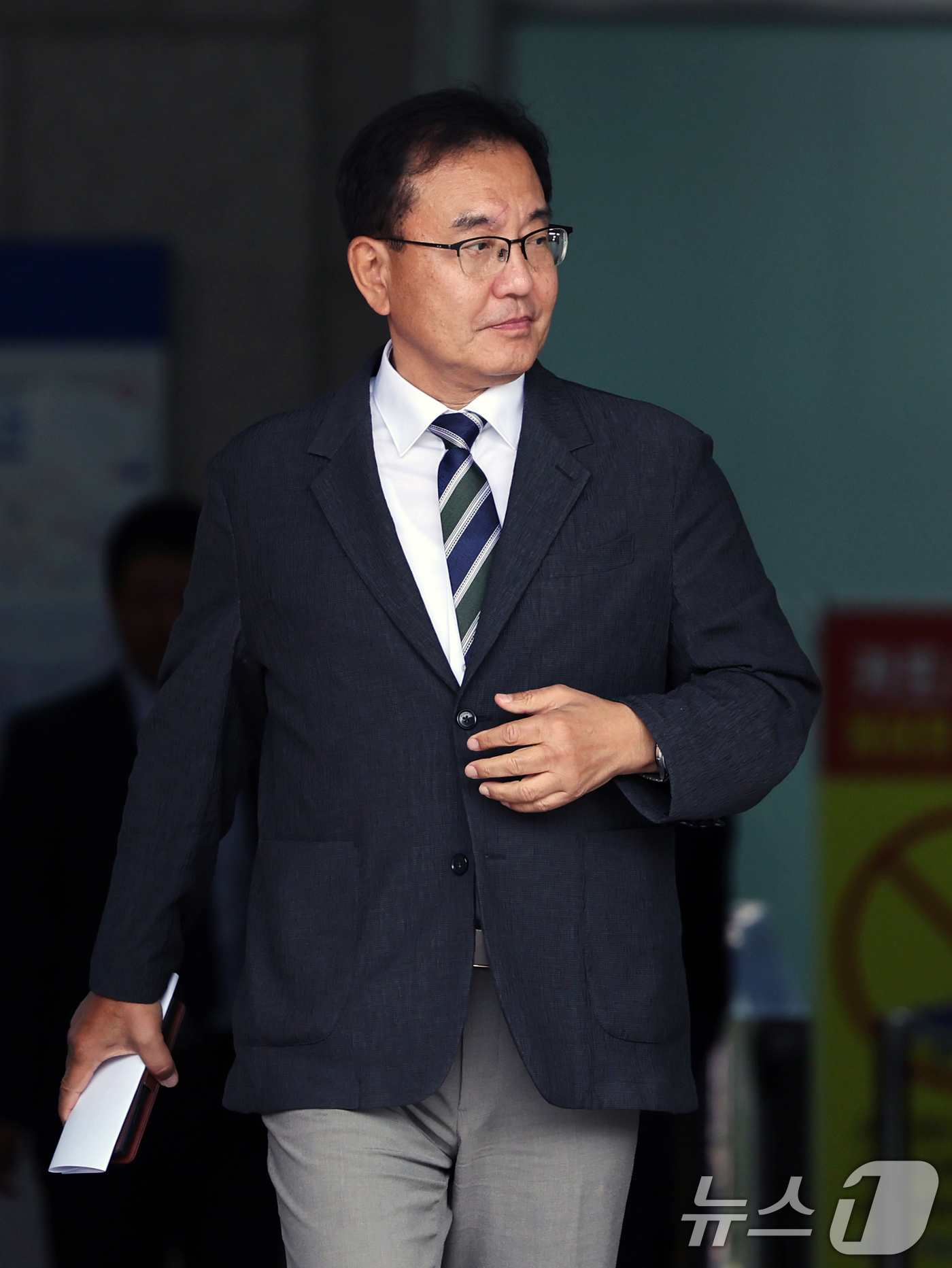 (과천=뉴스1) 황기선 기자 = 순직 해병 수사 방해 의혹 사건을 수사하는 이명현 특별검사가 24일 오후 경기도 정부과천청사 내 고위공직자범죄수사처에서 오동운 공수처장 면담을 마치 …