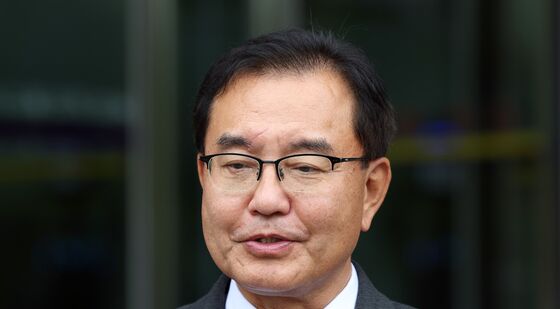 취재진 질문에 답하는 이명현 특검