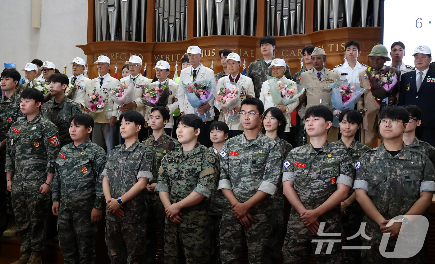 (대구=뉴스1) 공정식 기자 = 24일 대구 달서구 계명대 성서캠퍼스에서 열린 '6·25전쟁 제75주년 추념식'에 참석한 참전용사들이 예비역 대학생들과 기념촬영하고 있다. 2025 …