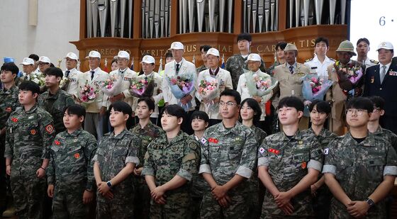 참전용사 곁에 선 예비역 대학생