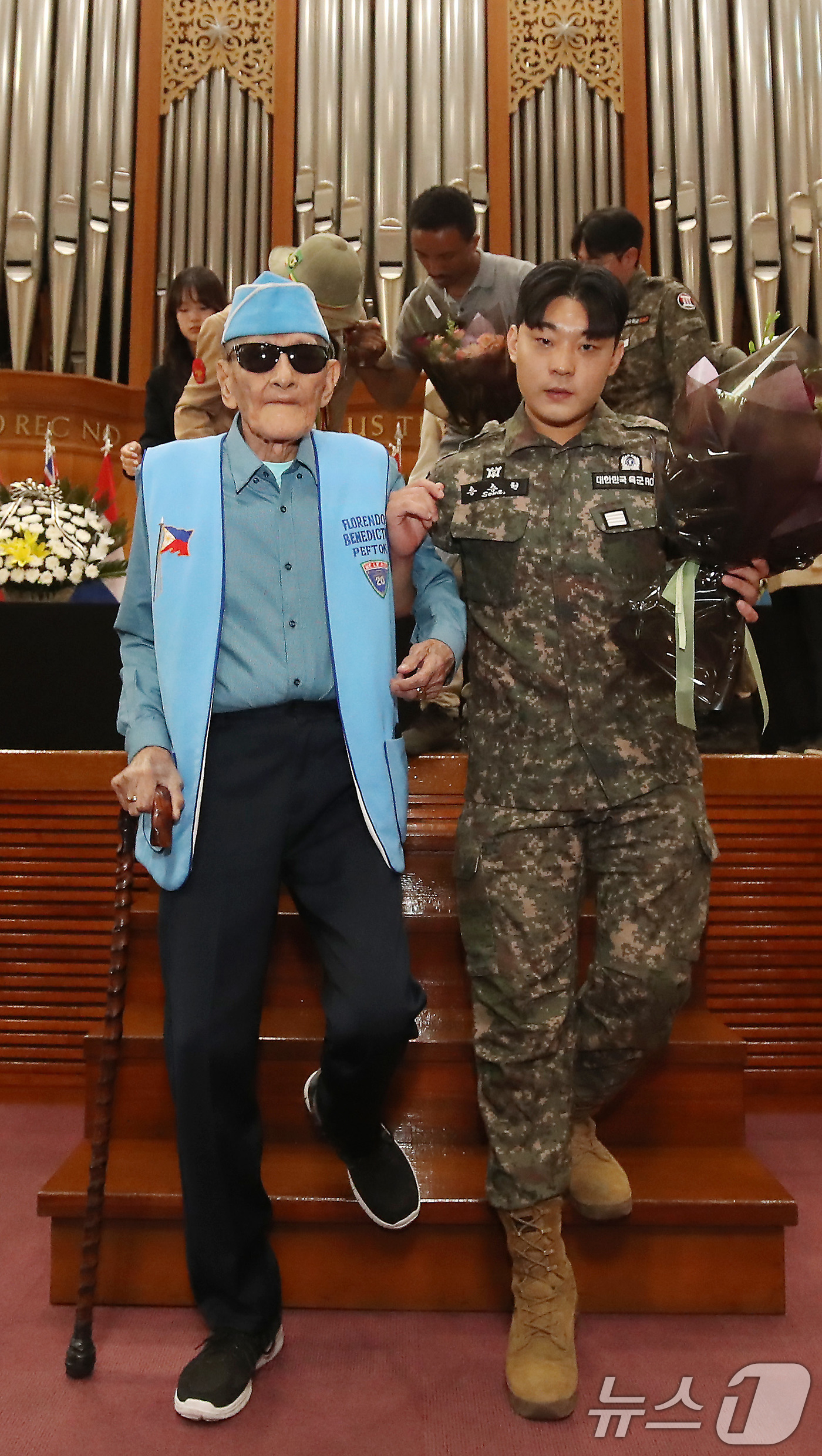 (대구=뉴스1) 공정식 기자 = 24일 대구 달서구 계명대 성서캠퍼스에서 열린 '6·25전쟁 제75주년 추념식'에 참석한 해외 참전용사들이 예비역 대학생들로부터 꽃다발을 받은 뒤 …