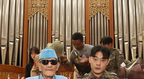 참전용사 곁에 선 예비역 대학생