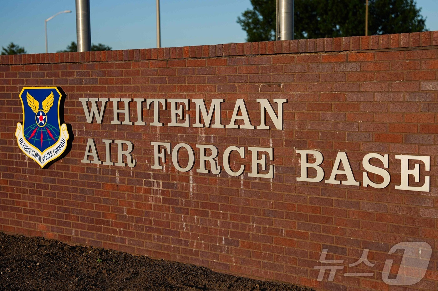 (화이트먼공군기지 AFP=뉴스1) 강민경 기자 = 23일 촬영된 미국 미주리주 화이트먼 공군기지 입구. 미국의 B-2 스텔스 폭격기는 지난 21일 이란 핵 시설을 공습하고 이곳으로 …