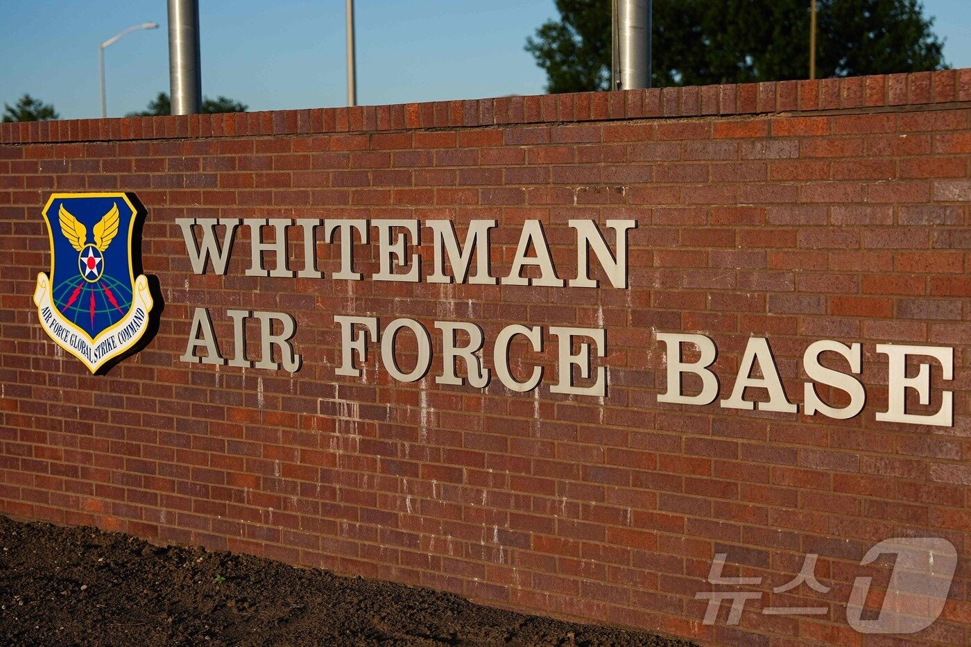 본문 이미지 - 23일 촬영된 미국 미주리주 화이트먼 공군기지 입구. 미국의 B-2 스텔스 폭격기는 지난 21일 이란 핵 시설을 공습하고 이곳으로 다시 복귀했다. 2025.6.23 ⓒ AFP=뉴스1 ⓒ News1 강민경 기자