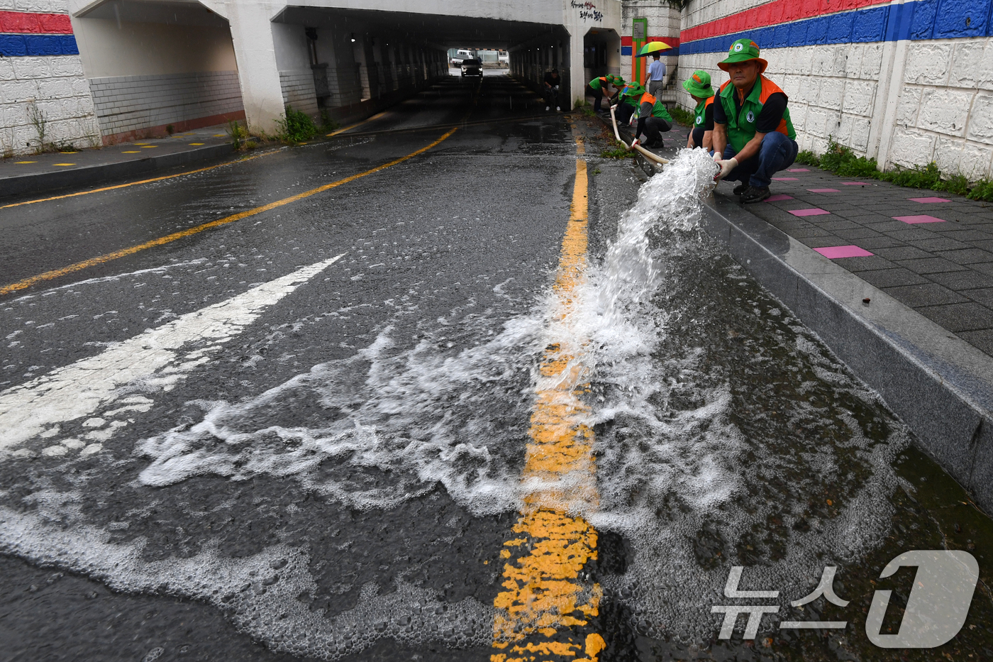 (포항=뉴스1) 최창호 기자 = 24일 오후 경북 포항시 북구 흥해읍 지하도에서 실시된 하천붕괴 대비 훈련에서 마을자율방재단이 배수 작업을 하고 있다. 2025.6.24/뉴스1