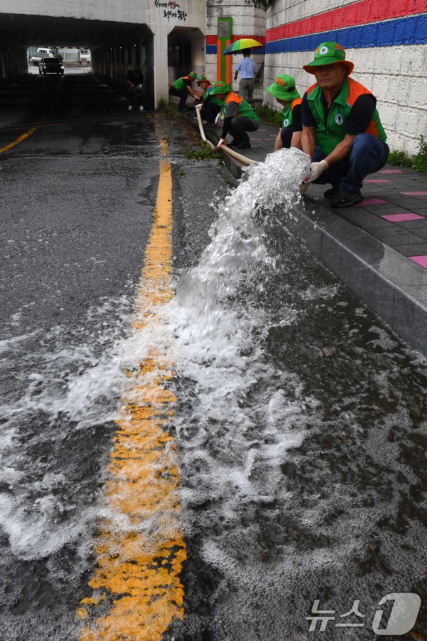 (포항=뉴스1) 최창호 기자 = 24일 오후 경북 포항시 북구 흥해읍 지하도에서 실시된 하천붕괴 대비 훈련에서 마을자율방재단이 배수 작업을 하고 있다. 2025.6.24/뉴스1