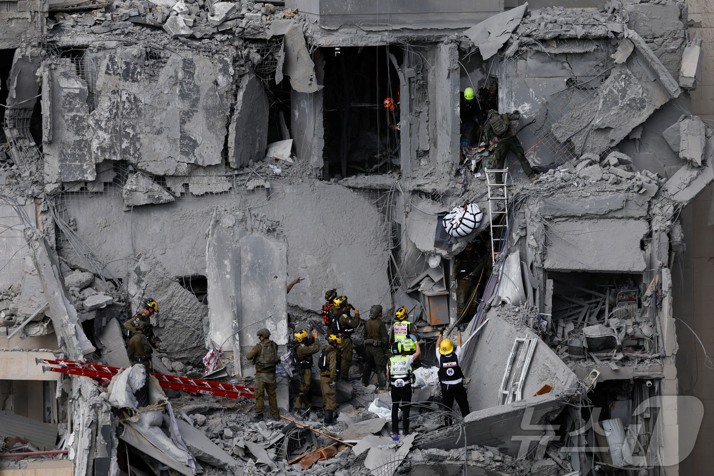 (베르셰바 로이터=뉴스1) 송송이 기자 = 이스라엘-이란 분쟁 가운데 이란의 미사일 공격 이후, 이스라엘 베르셰바에서 구조대원이 피해를 입은 주거 지역 현장에서 작업하고 있다. 2 …