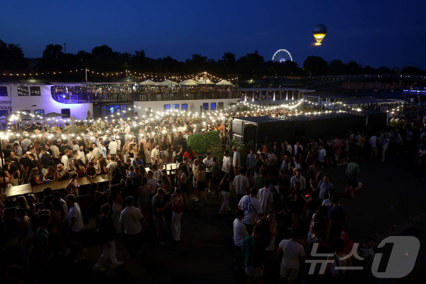 (파리 AFP=뉴스1) 김예슬 기자 = 지난 21일(현지시간) 프랑스 전역에서 열리는 연례 음악 축제 '페트 드 라 뮤지크(Fête de la Musique)'의 모습. 사진은 프 …