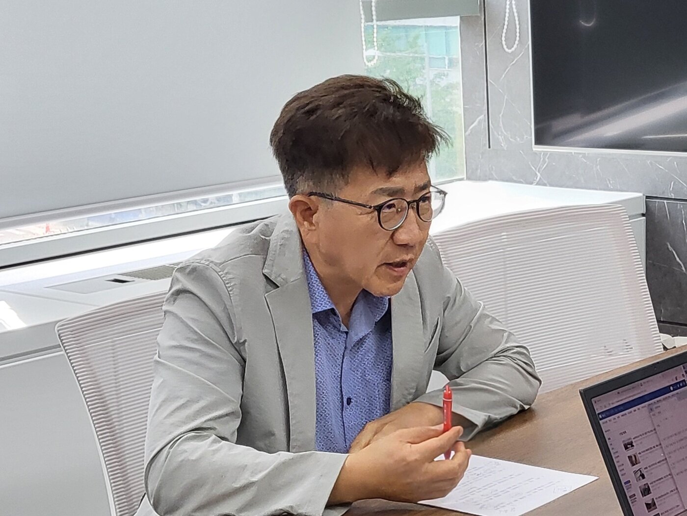 본문 이미지 - 박원석 원장이 인터뷰를 하는 모습&#40;원자력산업정책연구원 제공&#41;