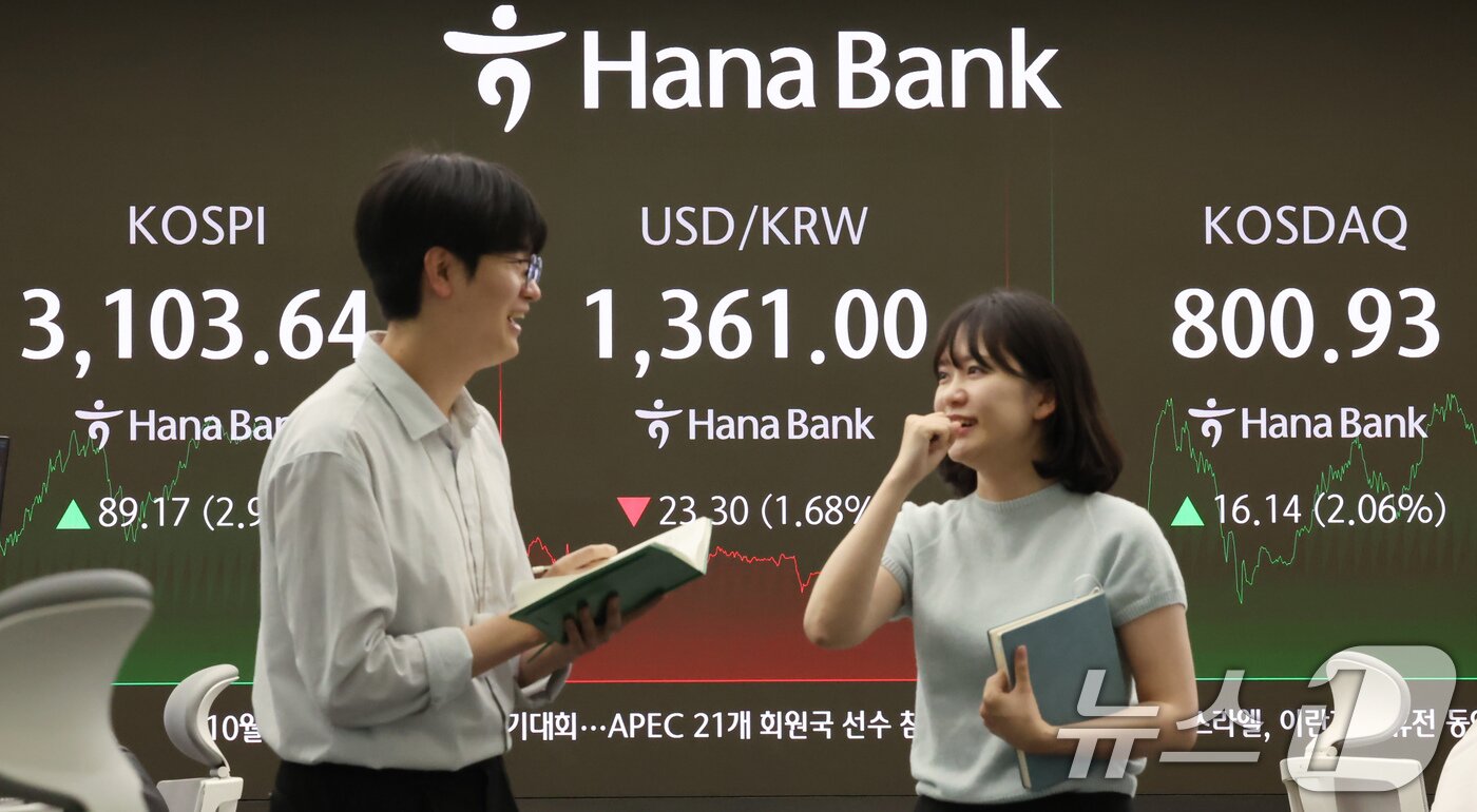 본문 이미지 - 24일 오후 서울 중구 하나은행 딜링룸 전광판에 코스피와 코스닥 종가, 환율이 표시되고 있다. 2025.6.24/뉴스1 ⓒ News1 장수영 기자