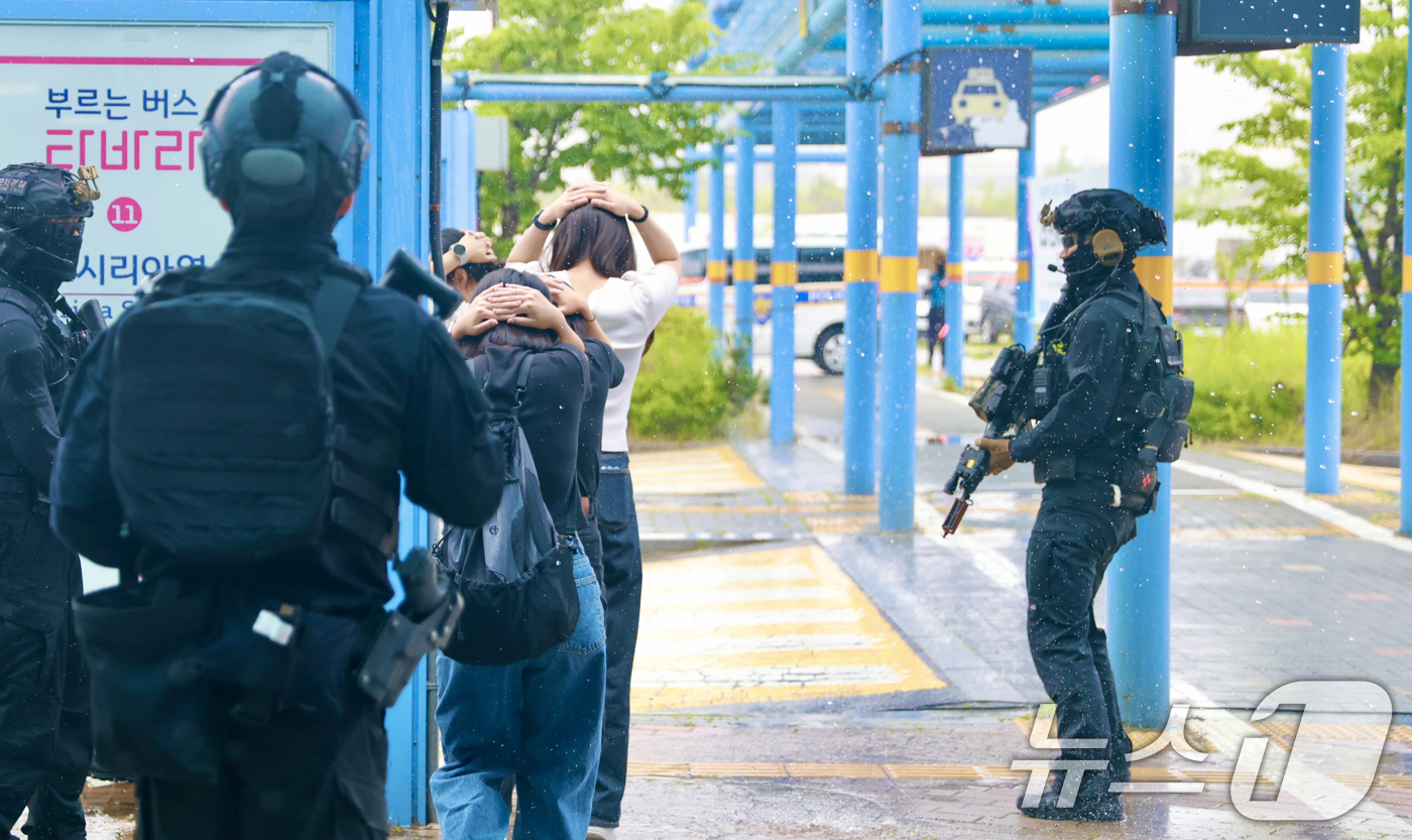 (부산=뉴스1) 윤일지 기자 = 24일 오후 부산 기장군 오시리아역 일원에서 '2025년 APEC 정상회의 대비 관계기관 합동 대태러 종합훈련'이 진행되고 있다.APEC 정상회의와 …