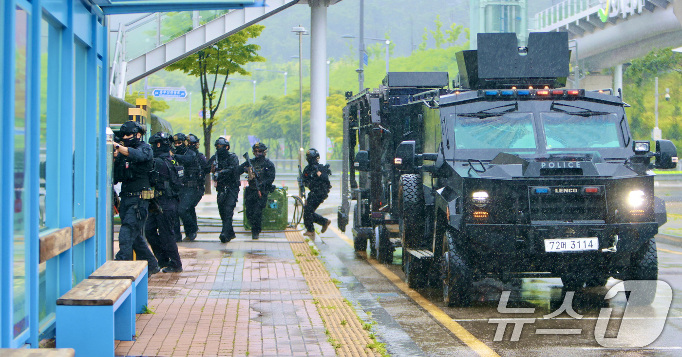 (부산=뉴스1) 윤일지 기자 = 24일 오후 부산 기장군 오시리아역 일원에서 '2025년 APEC 정상회의 대비 관계기관 합동 대태러 종합훈련'이 진행되고 있다.APEC 정상회의와 …