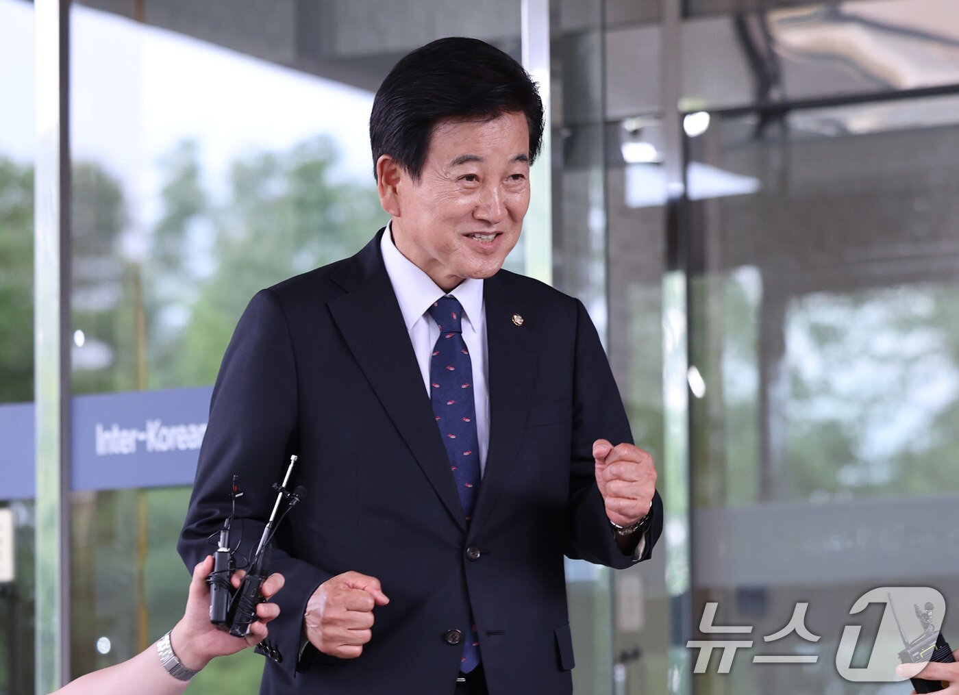 본문 이미지 - 정동영 통일부 장관 후보자가 24일 오후 서울 종로구 남북관계관리단에 마련된 인사청문회 준비 사무실로 출근하며 취재진과 대화를 나누고 있다. 2025.6.24/뉴스1 ⓒ News1 박지혜 기자