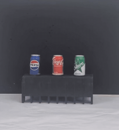 본문 이미지 - 경찰이 압수한 불법 모의총포로 음료수 캔을 사격하고 있다.(서울경찰청 제공)