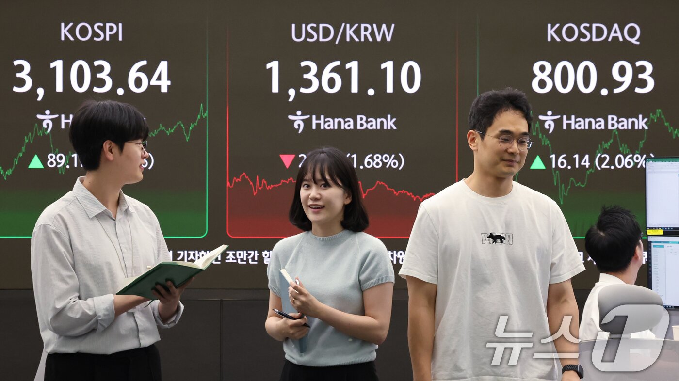 본문 이미지 - 24일 오후 서울 중구 하나은행 딜링룸 전광판에 코스피와 코스닥 종가, 환율이 표시되고 있다. 2025.6.24/뉴스1 ⓒ News1 장수영 기자