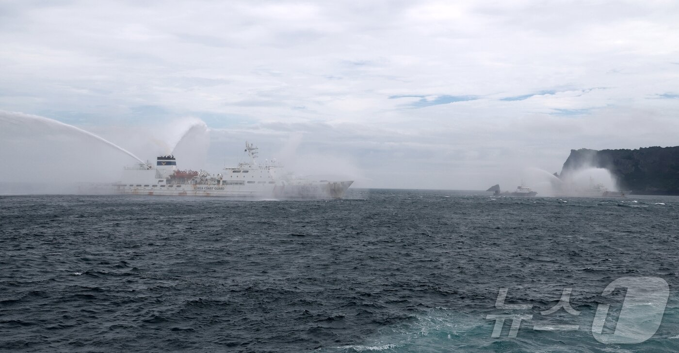 본문 이미지 - 24일 제주 서귀포시 성산항 일대와 우도 해상에서 실시한 민·관·군 합동 수난대비 기본훈련.&#40;제주해양경찰청 제공. 재판매 및 DB 금지&#41;2025.6.24/뉴스1 ⓒ News1 홍수영 기자