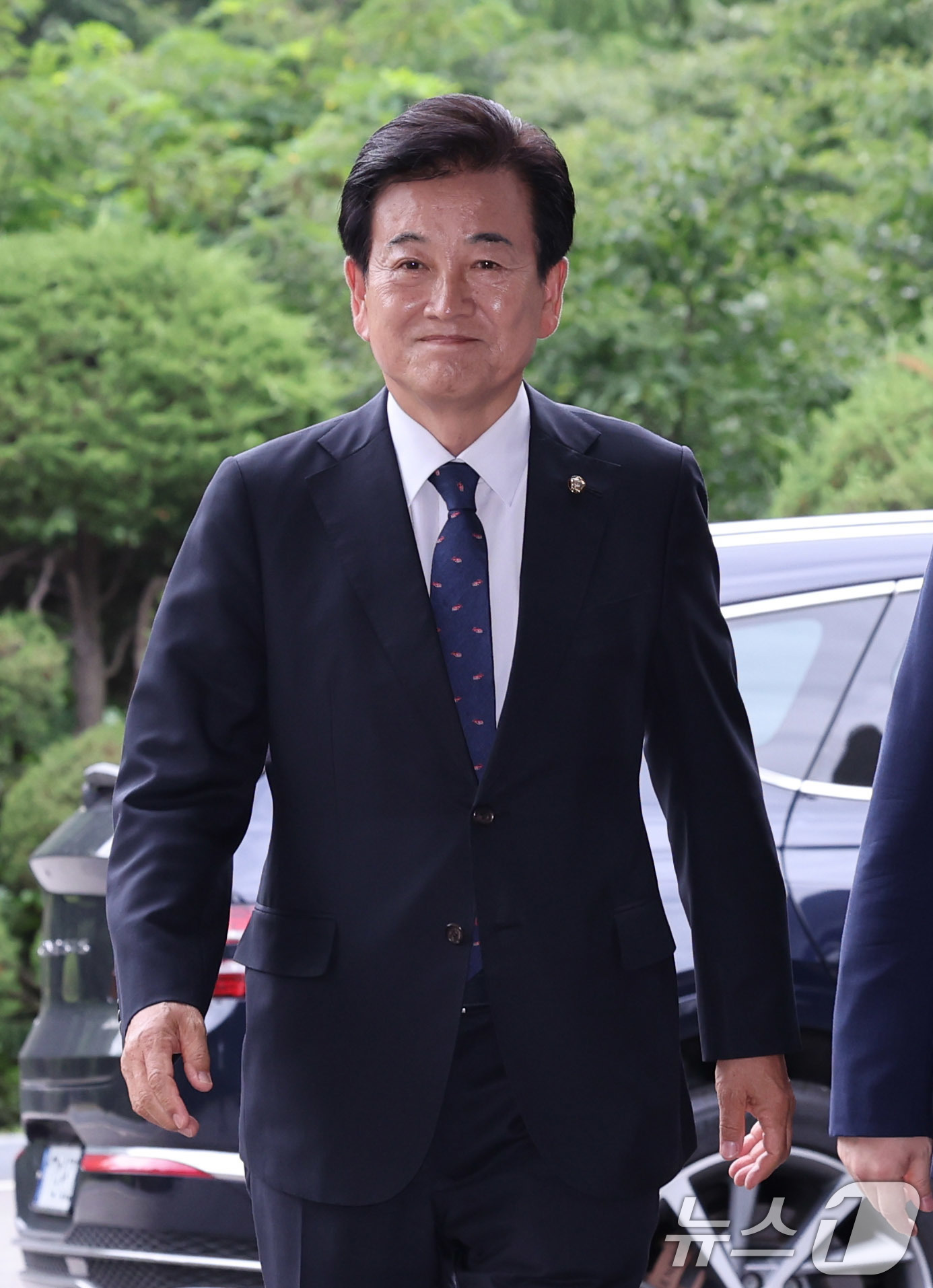 (서울=뉴스1) 박지혜 기자 = 정동영 통일부 장관 후보자가 24일 오후 서울 종로구 남북관계관리단에 마련된 인사청문회 준비 사무실로 향하고 있다. 2025.6.24/뉴스1