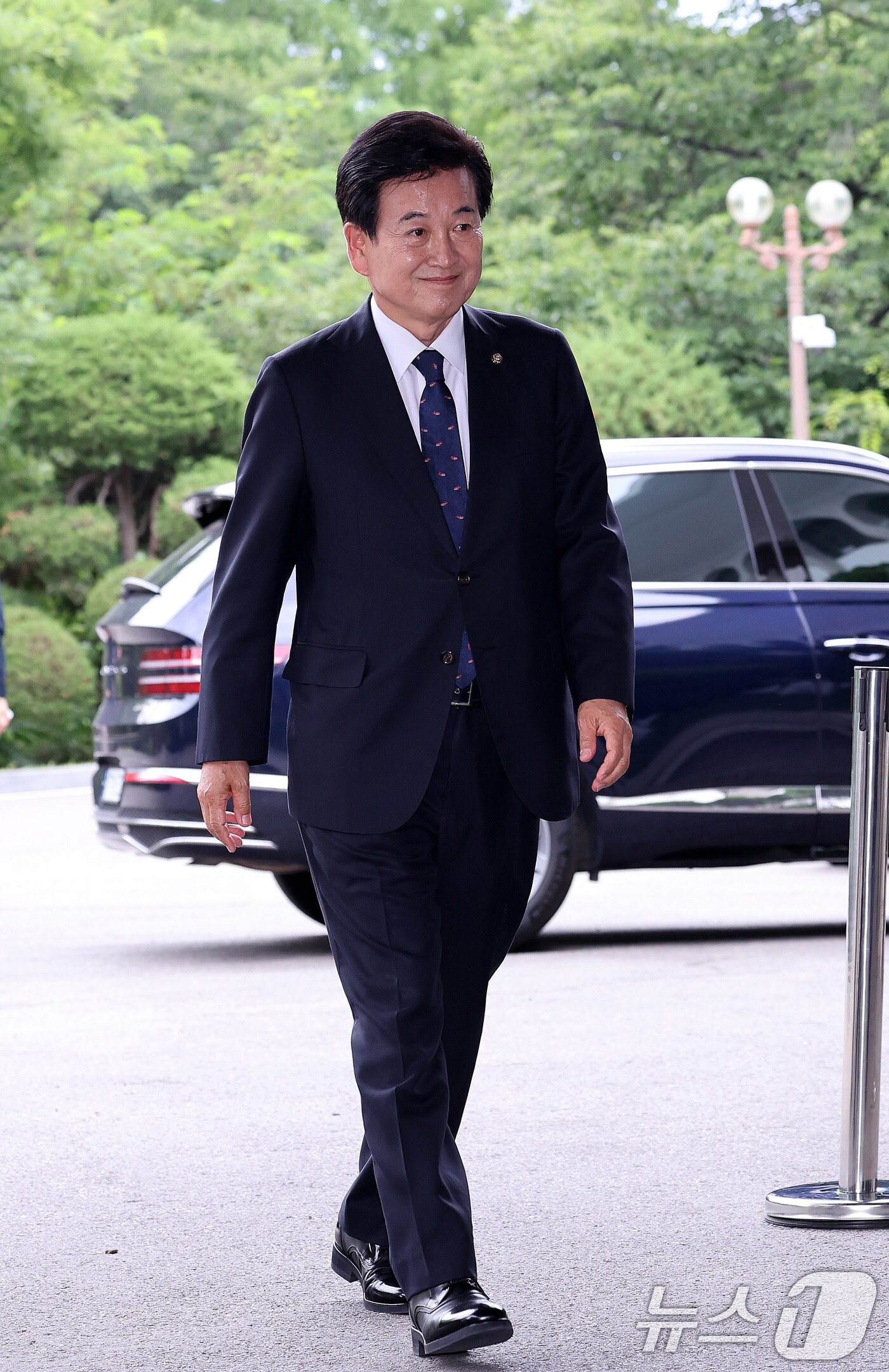 본문 이미지 - 정동영 통일부 장관 후보자가 24일 오후 서울 종로구 남북관계관리단에 마련된 인사청문회 준비 사무실로 향하고 있다. 2025.6.24/뉴스1 ⓒ News1 박지혜 기자