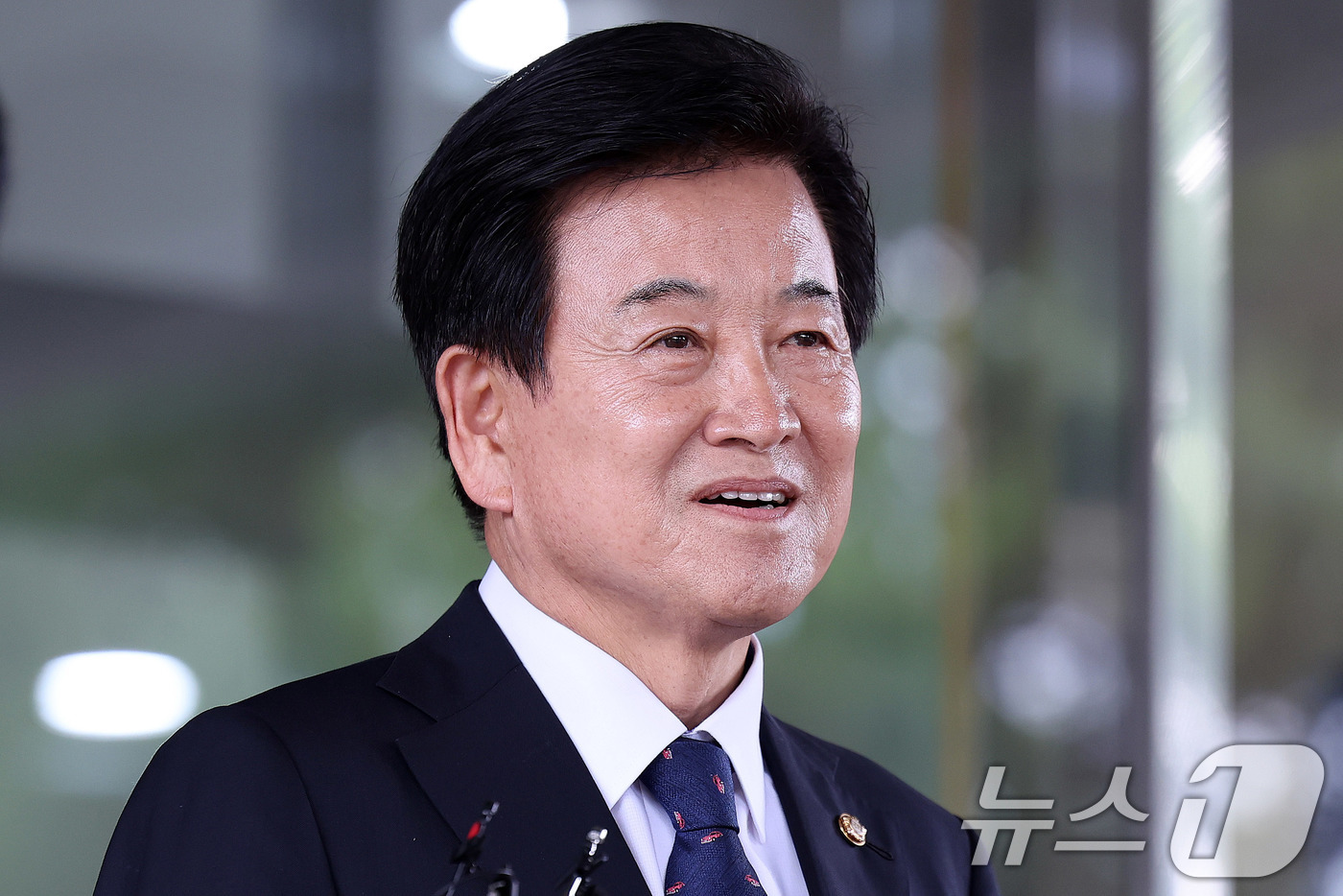 (서울=뉴스1) 박지혜 기자 = 정동영 통일부 장관 후보자가 24일 오후 서울 종로구 남북관계관리단에 마련된 인사청문회 준비 사무실에 도착해 취재진 질문에 답하고 있다. 2025. …