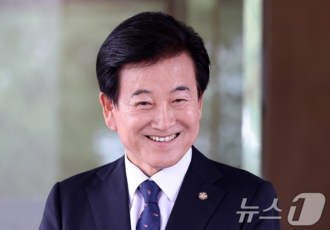 (서울=뉴스1) 박지혜 기자 = 정동영 통일부 장관 후보자가 24일 오후 서울 종로구 남북관계관리단에 마련된 인사청문회 준비 사무실에 도착해 취재진 질문에 답하고 있다. 2025. …