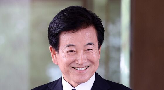 취재진 질문에 답하는 통일장관 후보자