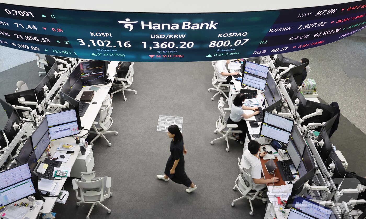 본문 이미지 - 24일 오후 서울 중구 하나은행 딜링룸 전광판에 송출되는 코스피가 3,100, 코스닥이 800을 넘어서고 있다. 2025.6.24/뉴스1 ⓒ News1 장수영 기자