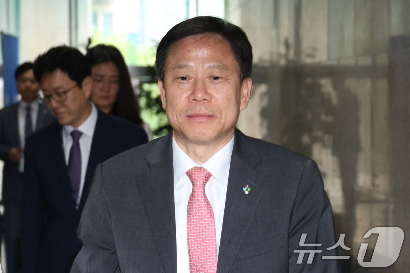 (서울=뉴스1) 이광호 기자 = 임웅순 국가안보실 안보2차장이 24일 서울 여의도 국회에서 김병기 더불어민주당 당대표 직무대행 겸 원내대표 등과 중동발 위기 관련 긴급 안보 점검회 …