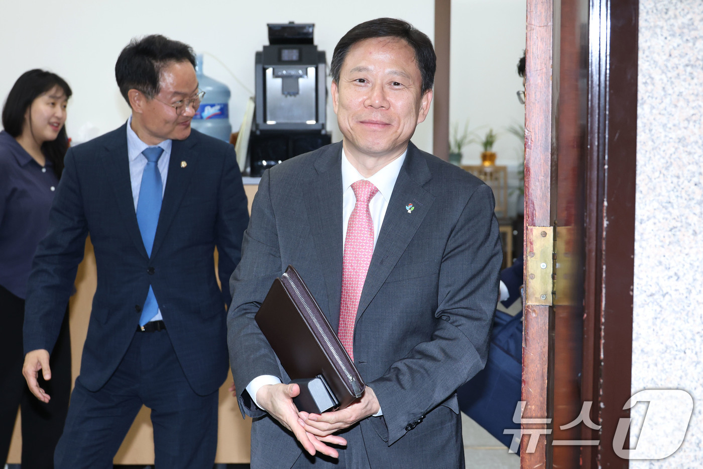 (서울=뉴스1) 이광호 기자 = 임웅순 국가안보실 안보2차장이 24일 서울 여의도 국회에서 김병기 더불어민주당 당대표 직무대행 겸 원내대표 등과 중동발 위기 관련 긴급 안보 점검회 …