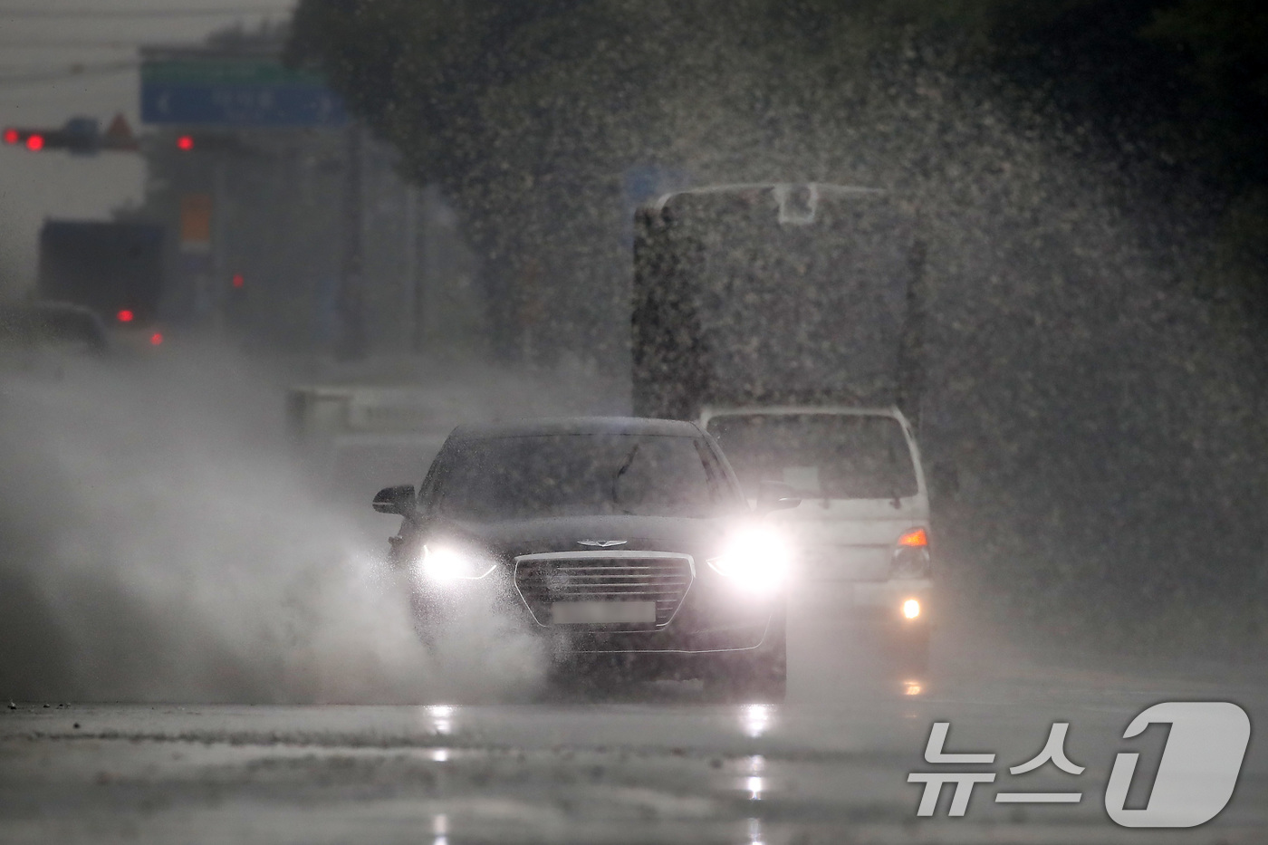 (대구=뉴스1) 공정식 기자 = 24일 오후 장맛비가 내리는 대구 달성군 다사읍 방천리 인근 도로에서 빗물이 고인 물웅덩이를 지나는 차량이 물보라를 일으키며 달리고 있다. 2025 …