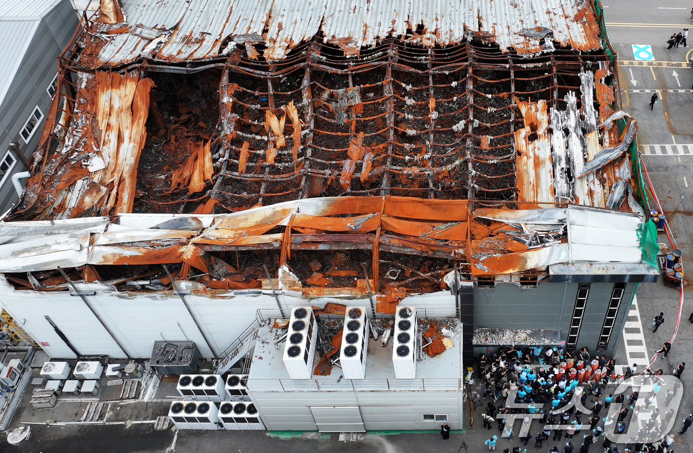 (화성=뉴스1) 김영운 기자 = 24일 경기도 화성시 아리셀 화재 사고 현장에서 열린 '아리셀 참사 1주기 현장 추모 위령제'에서 유가족과 참석자들이 참사 현장에 헌화하고 있다. …