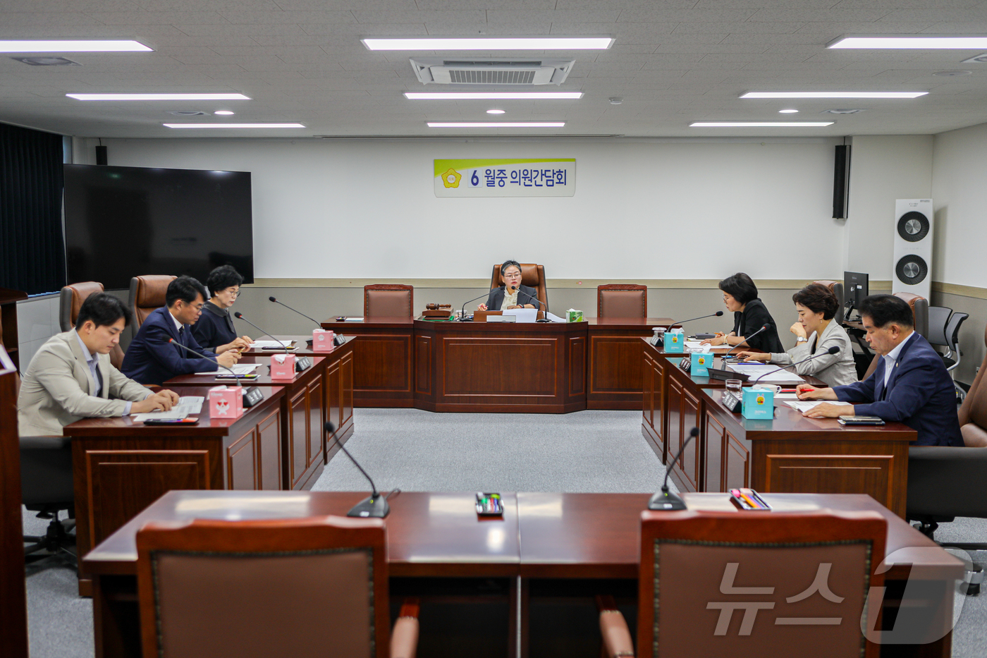 (광주=뉴스1) 이승현 기자 = 광주 동구의회가 24일 의원 전체 간담회를 열고 민생 경제 회복을 위해 하반기 예정된 국외 공무연수를 취소하고 예산을 반납하기로 했다. 사진은 간담 …