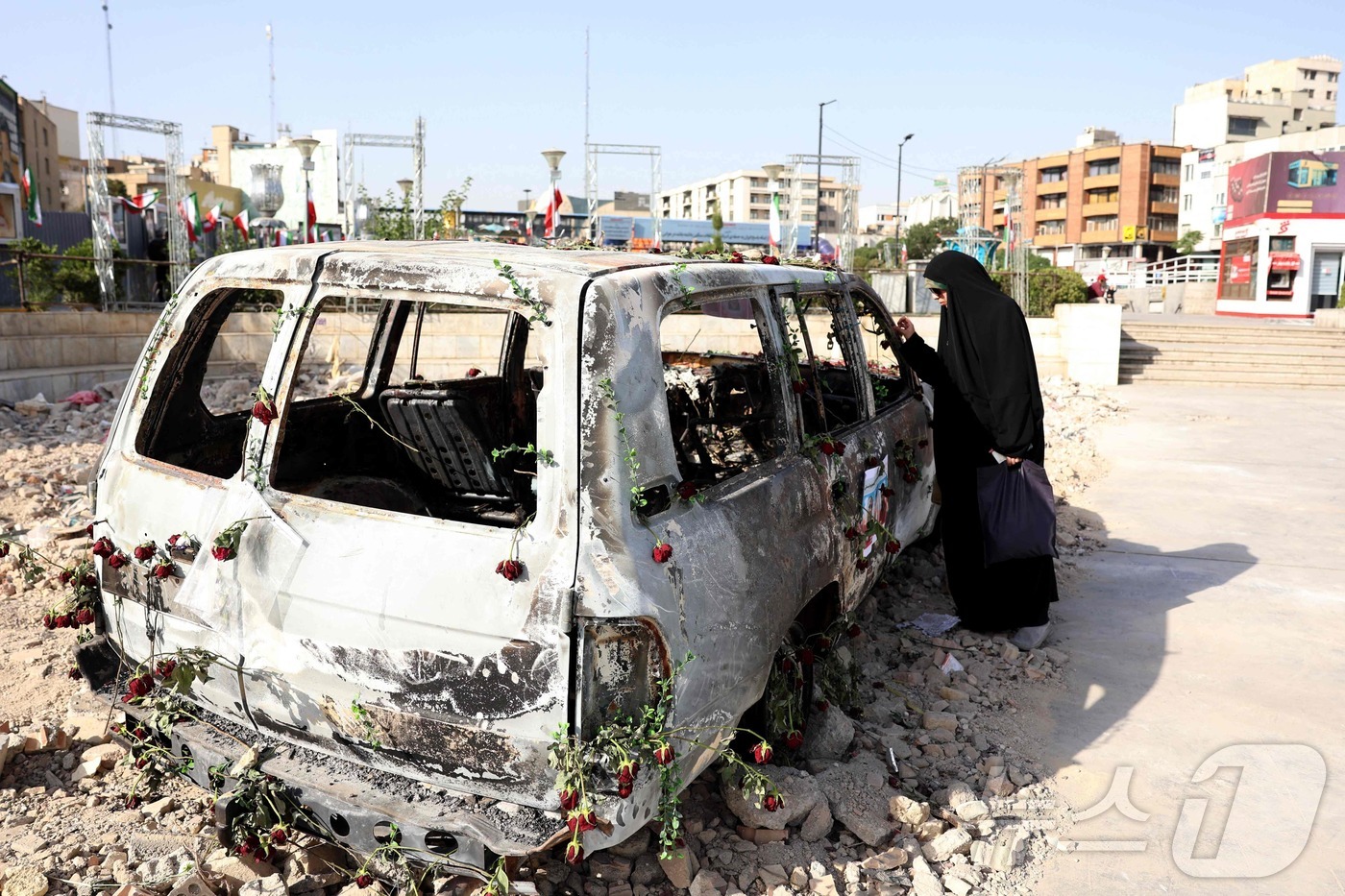 (테헤란 AFP=뉴스1) 김예슬 기자 = 23일(현지시간) 이란 테헤란에서 이스라엘의 공습으로 불에 타버린 이란 구급차의 모습이 보인다. 25.06.23ⓒ AFP=뉴스1