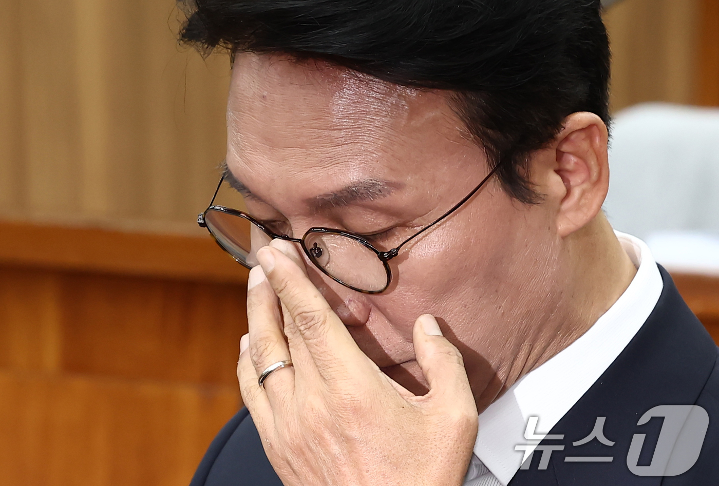 (서울=뉴스1) 김민지 기자 = 김민석 국무총리 후보자가 24일 서울 여의도 국회에서 열린 인사청문회에서 안경을 고쳐쓰고 있다. 2025.6.24/뉴스1