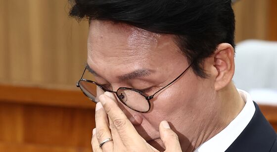 안경 고쳐쓰는 김민석 후보자