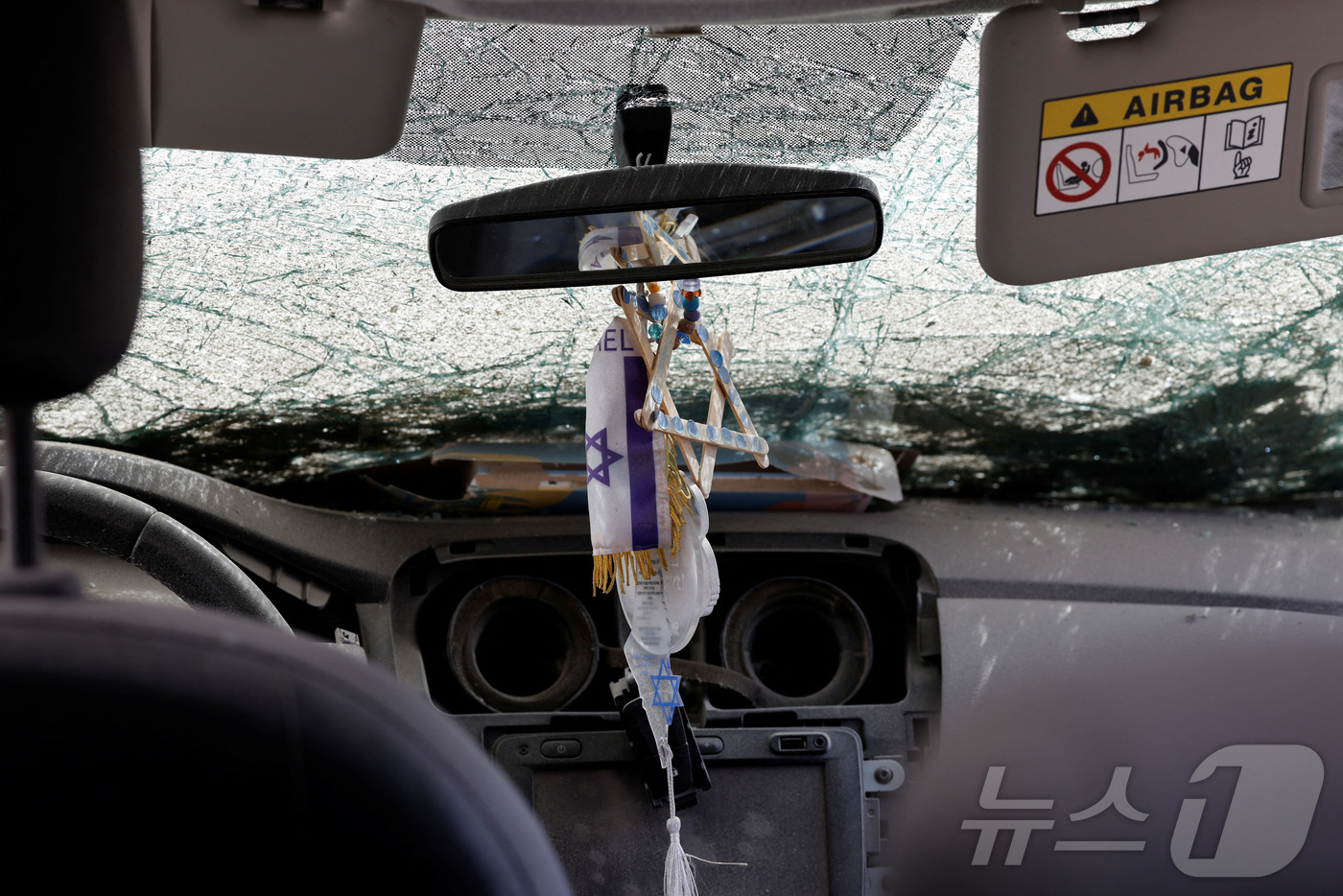 (베르셰바 로이터=뉴스1) 김예슬 기자 = 24일(현지시간) 이란의 공습을 받은 이스라엘 베르셰바의 한 차 안에 이스라엘 국기가 걸려 있다. 25.06.24ⓒ 로이터=뉴스1