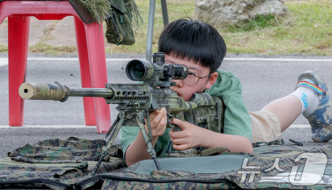 (화성=뉴스1) 경기사진공동취재단 = 24일 오후 육군 제51보병사단 사령부에서 열린 ‘2025년도 부대개방행사’에서 어린이들이 군 장비를 체험해보고 있다. 2025.6.24/뉴스 …