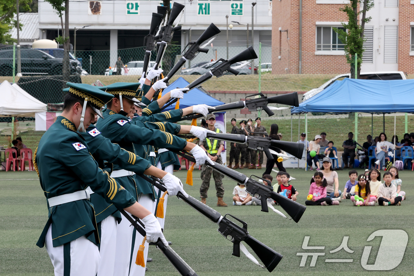(화성=뉴스1) 경기사진공동취재단 = 24일 오후 육군 제51보병사단 사령부에서 열린 ‘2025년도 부대개방행사’에서 지상작전사령부 의장대가 축하공연을 선보이고 있다. 2025.6 …
